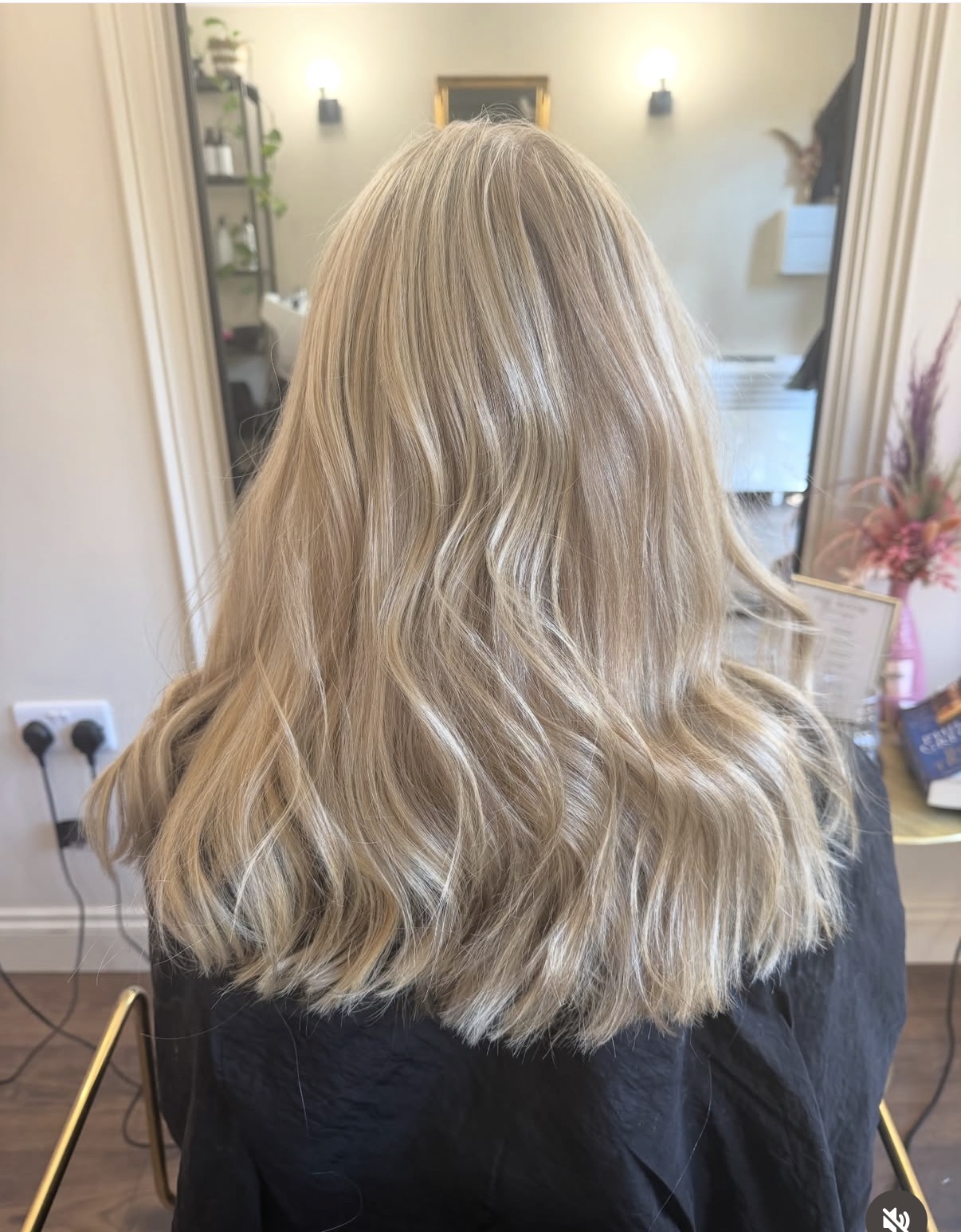 Full blonding by Selina: soft dimensional blonde with long waves